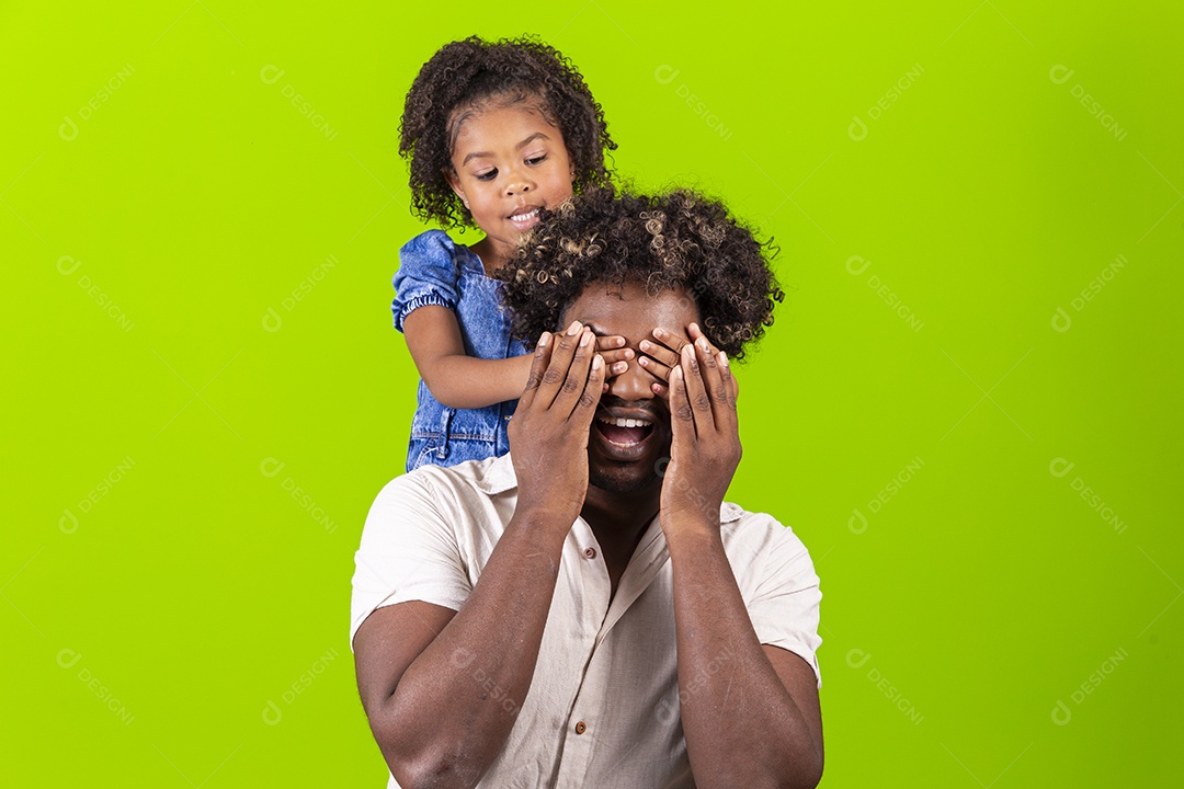 Pai e filha sorridentes em fundo verde
