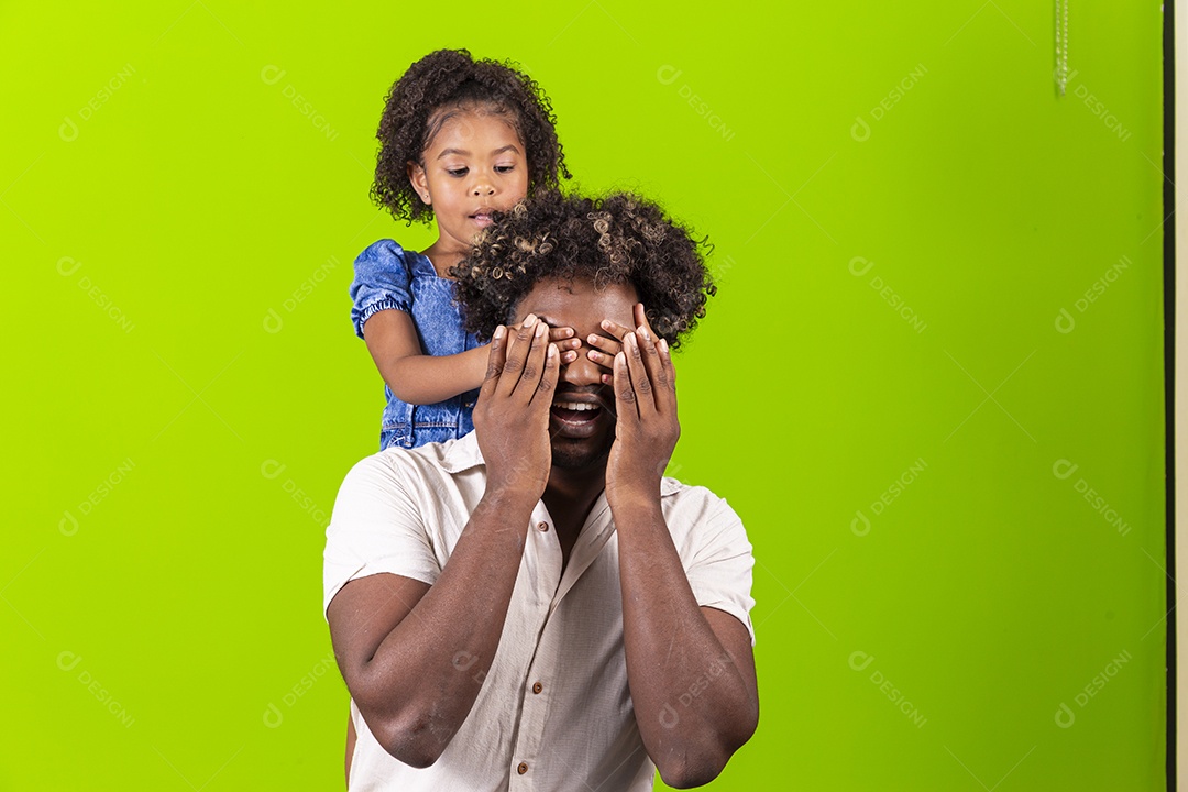 Pai e filha sorridentes em fundo verde