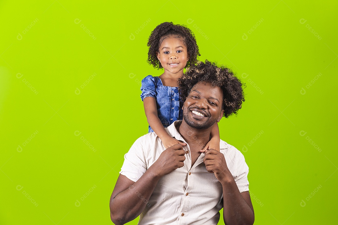 Pai e filha sorridentes em fundo verde