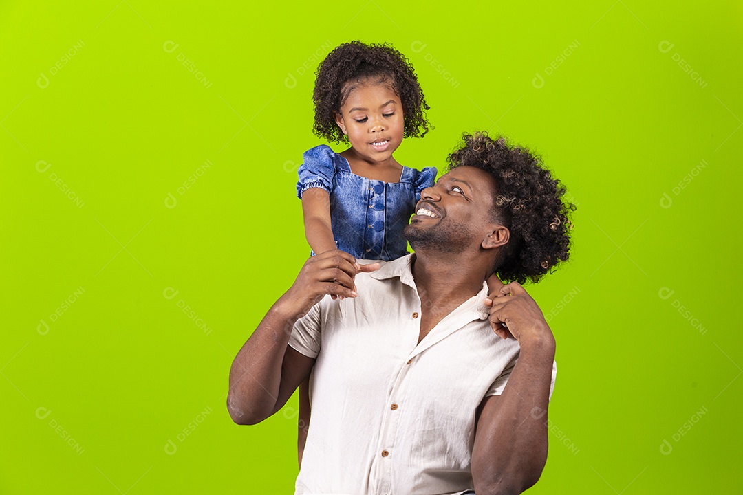 Pai e filha sorridentes em fundo verde