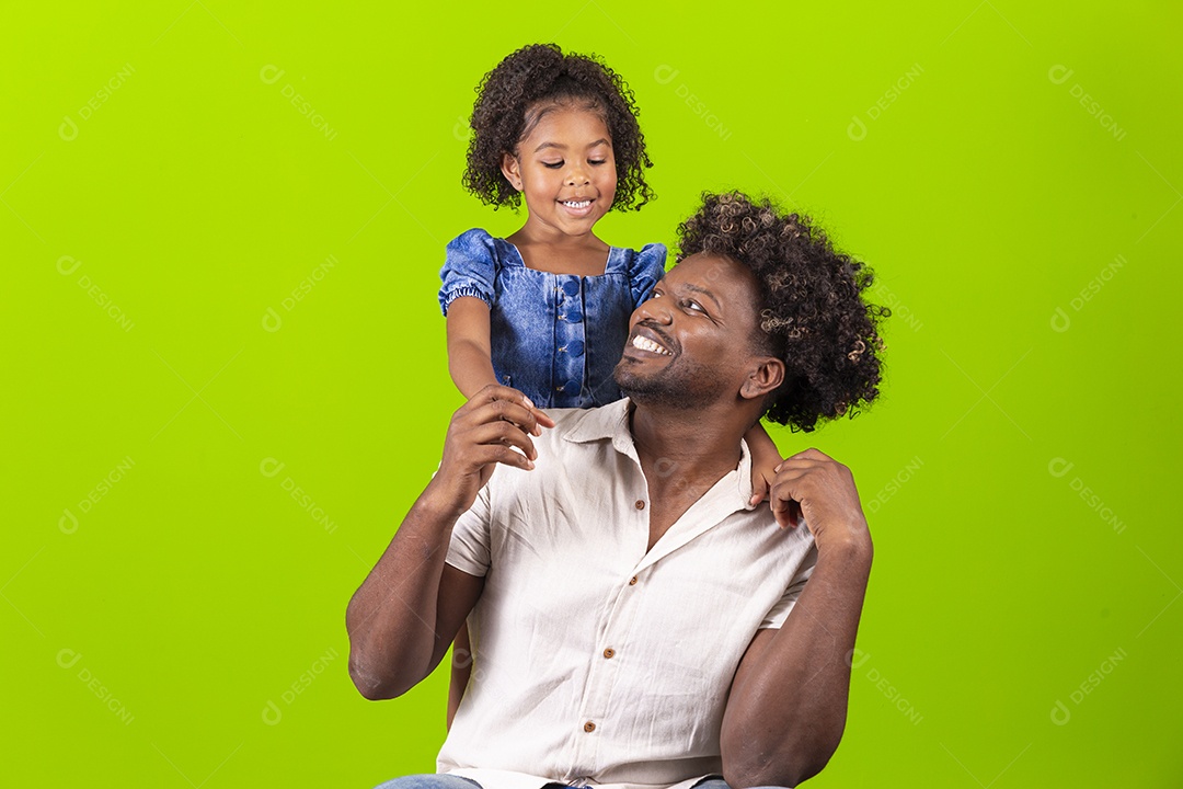 Pai e filha sorridentes em fundo verde