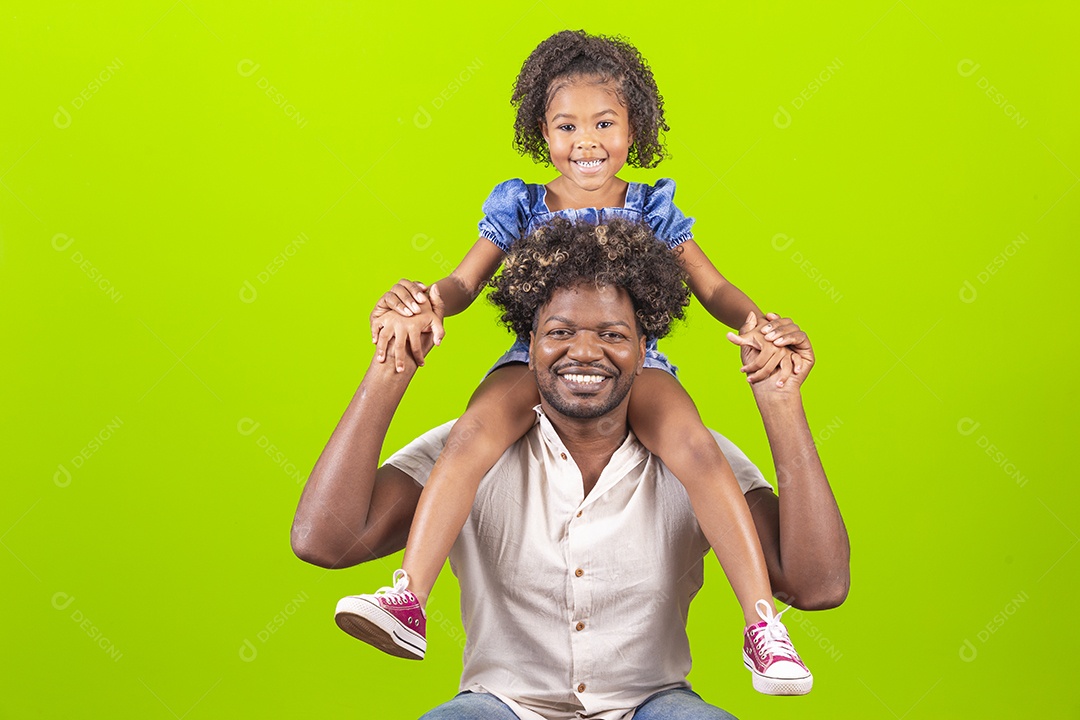 Pai e filha sorridentes em fundo verde