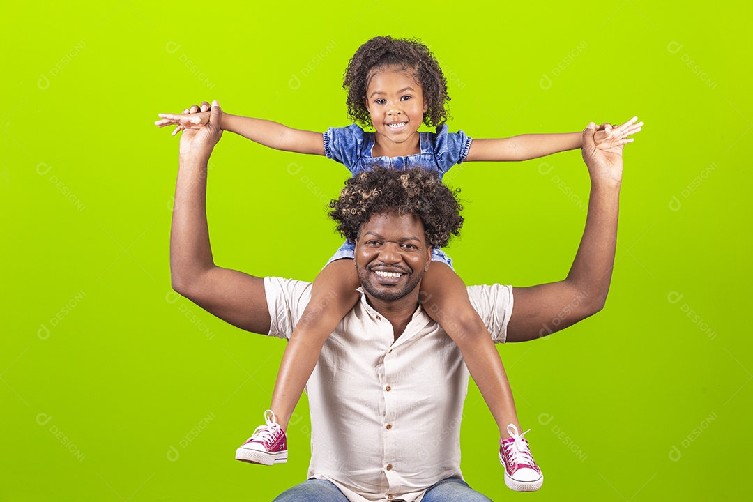 Pai e filha sorridentes em fundo verde