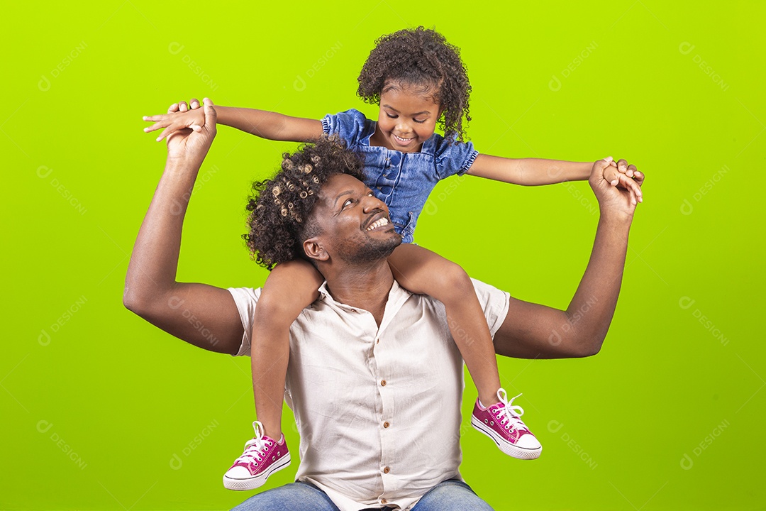Pai e filha sorridentes em fundo verde
