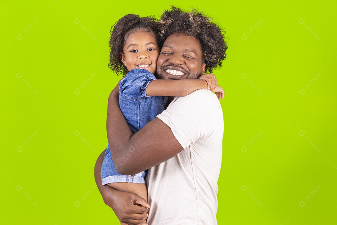 Pai e filha sorridentes em fundo verde