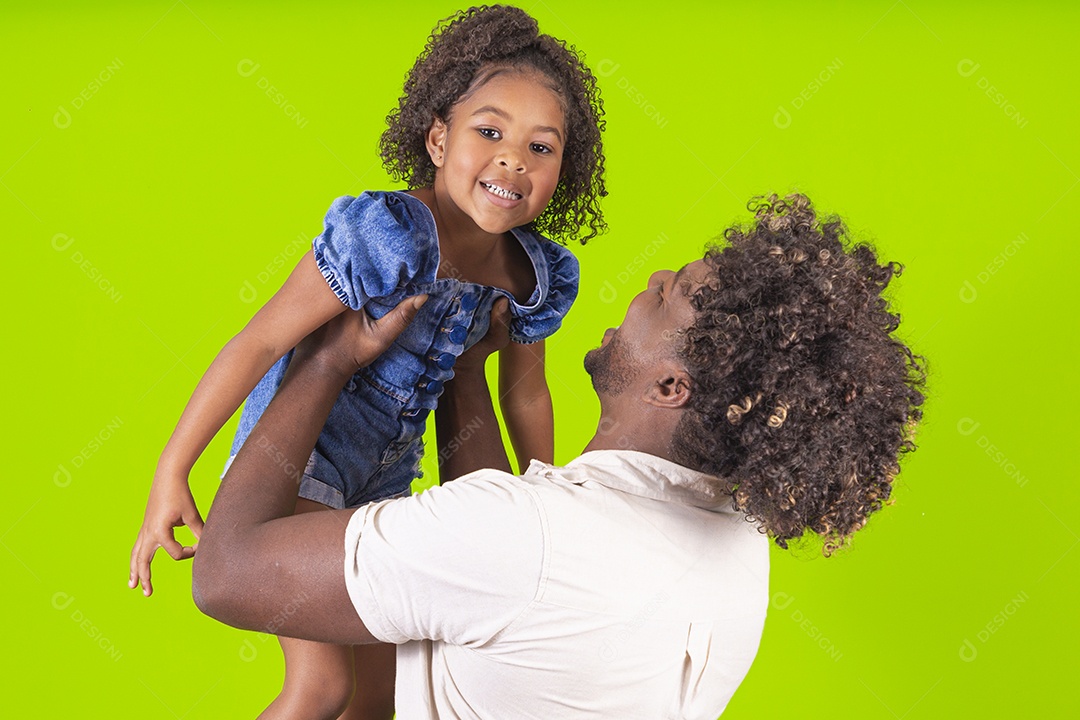 Pai e filha sorridentes em fundo verde