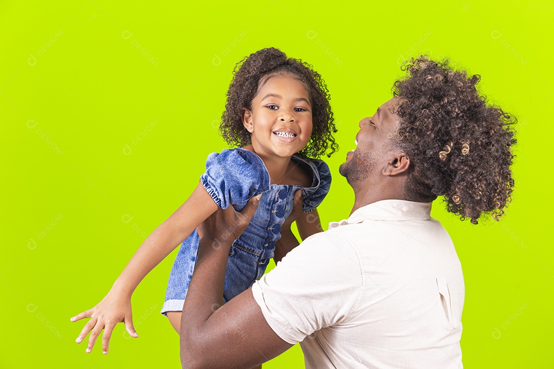 Pai e filha sorridentes em fundo verde