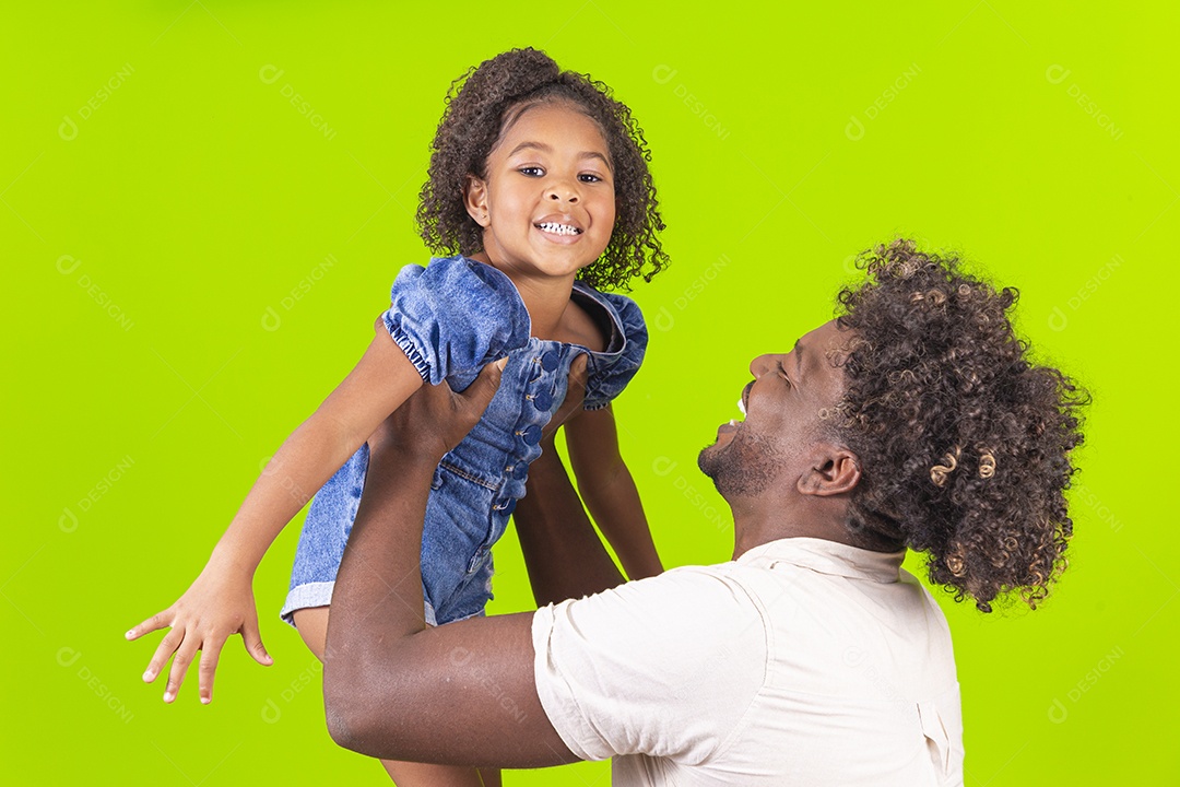 Pai e filha sorridentes em fundo verde