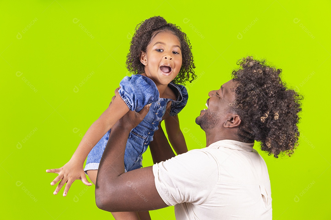 Pai e filha sorridentes em fundo verde
