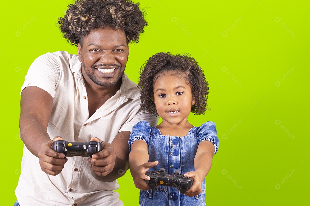 Pai e filha sorridentes em fundo verde