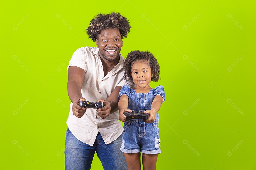 Pai e filha sorridentes em fundo verde