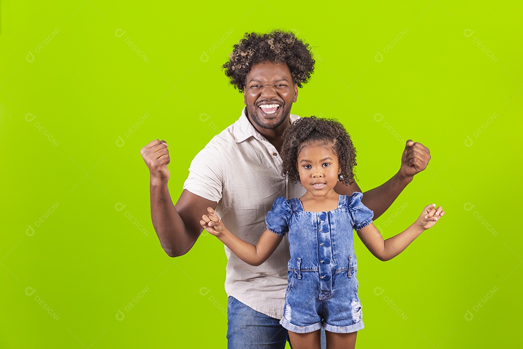 Pai e filha sorridentes em fundo verde