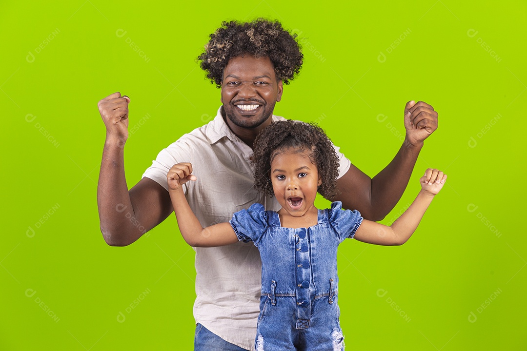 Pai e filha sorridentes em fundo verde