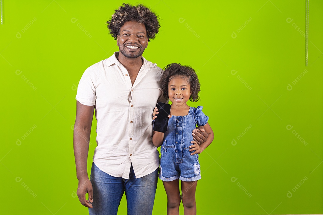 Pai e filha sorridentes em fundo verde