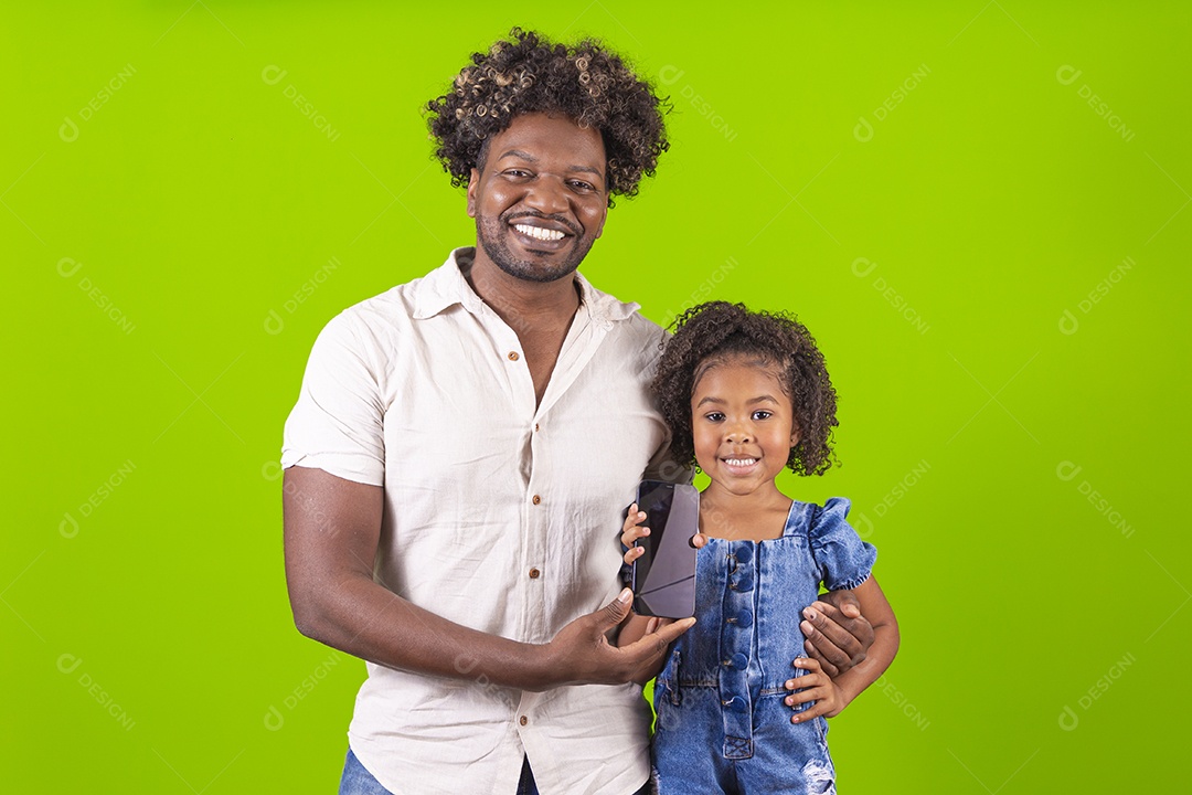 Pai e filha sorridentes em fundo verde