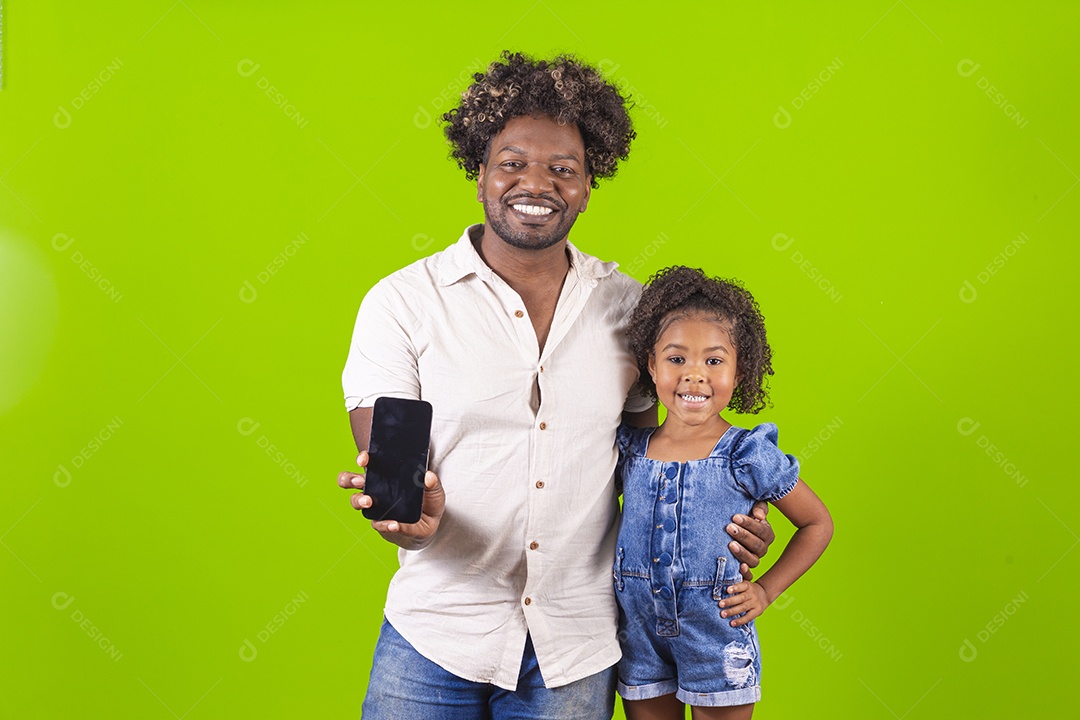 Pai e filha sorridentes em fundo verde