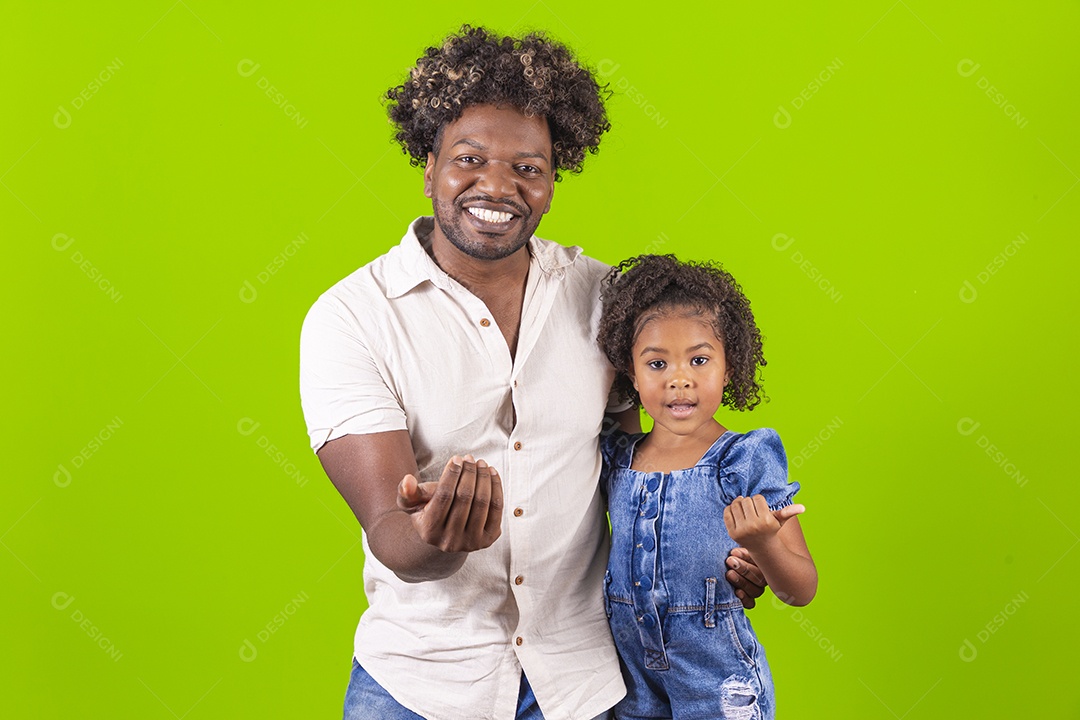 Pai e filha sorridentes em fundo verde