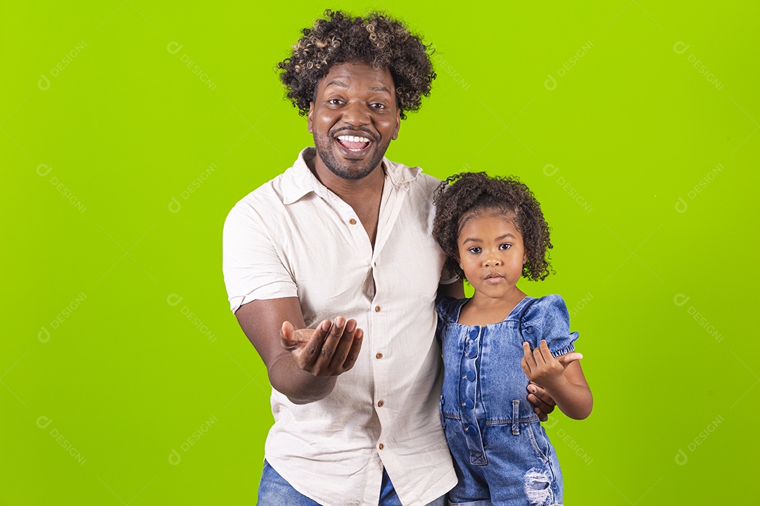 Pai e filha sorridentes em fundo verde