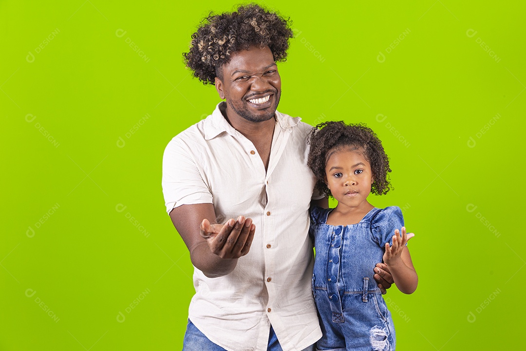 Pai e filha sorridentes em fundo verde