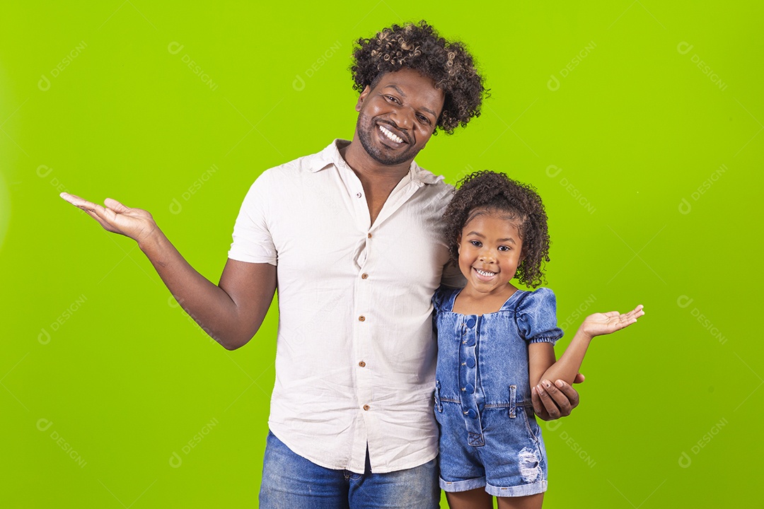 Pai e filha sorridentes em fundo verde