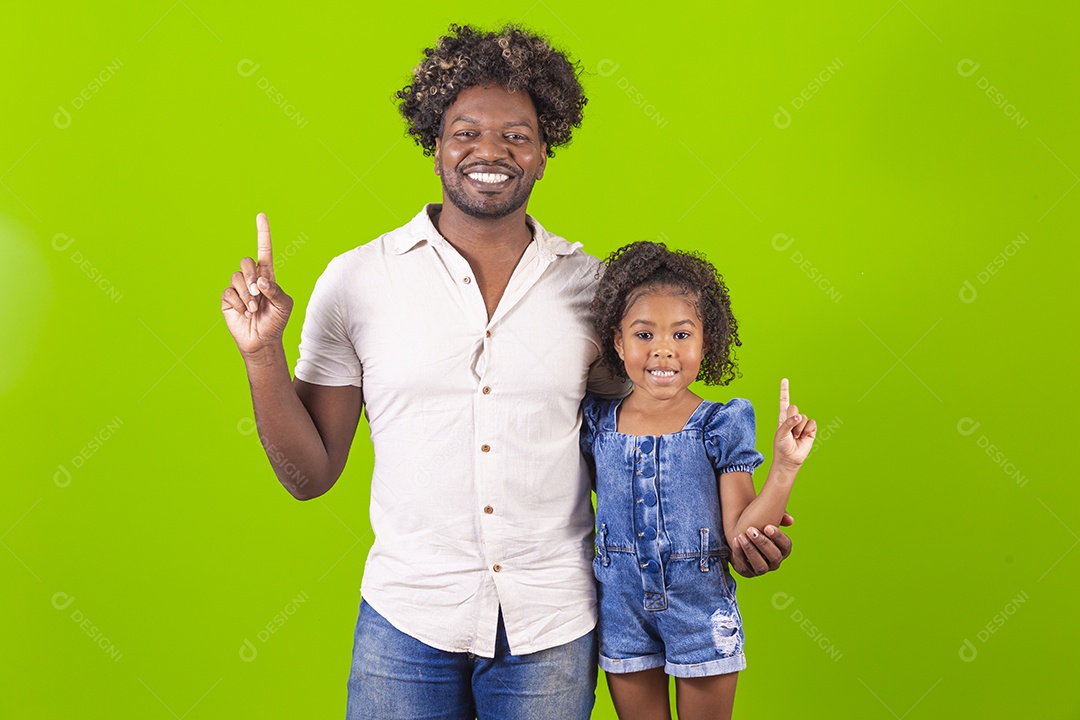 Pai e filha sorridentes em fundo verde
