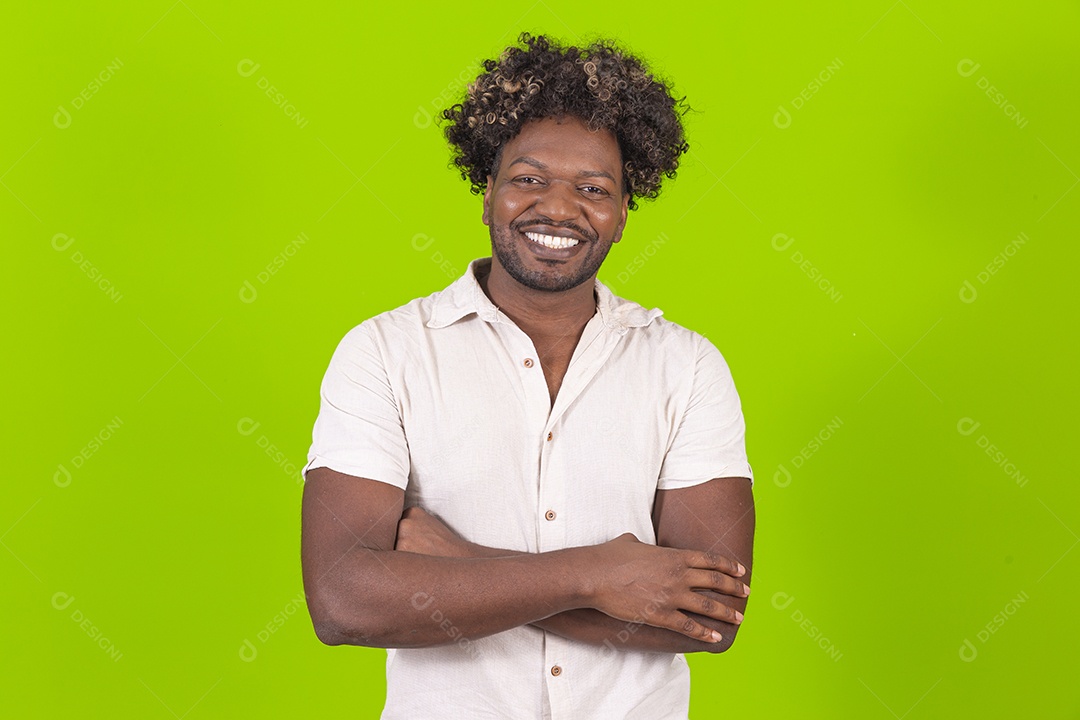 Homem negro sorridente em fundo verde