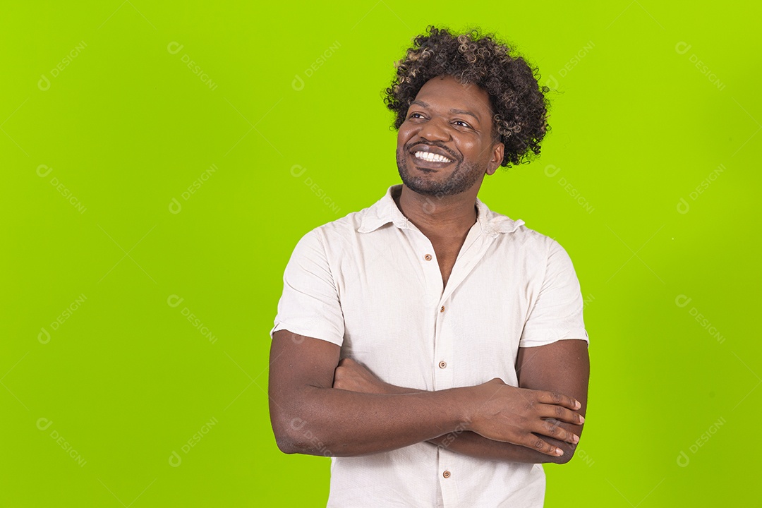 Homem negro sorridente em fundo verde