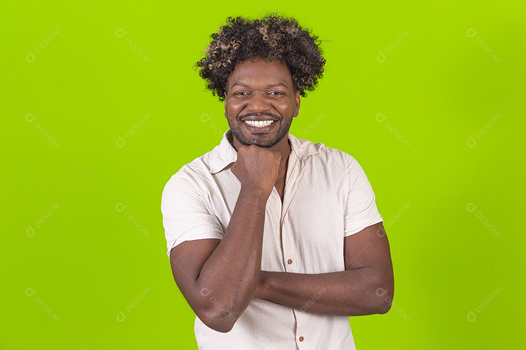 Homem negro sorridente em fundo verde