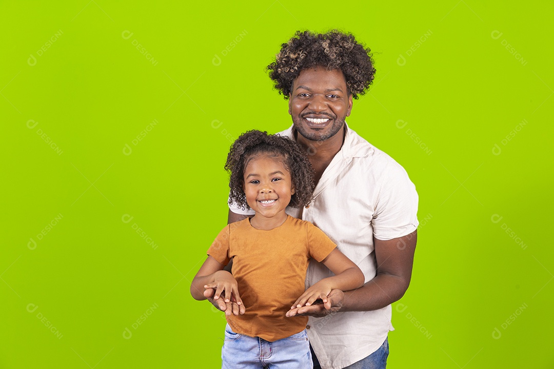 Pai e filha sorridentes em fundo verde