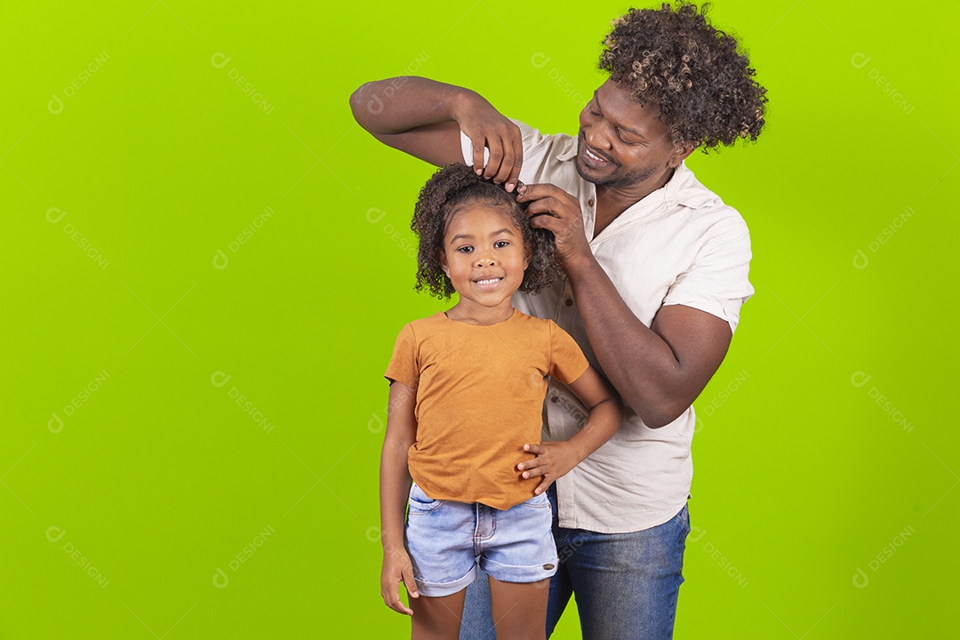 Pai e filha sorridentes em fundo verde