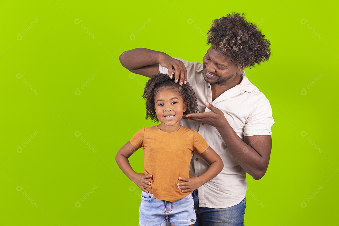 Pai e filha sorridentes em fundo verde