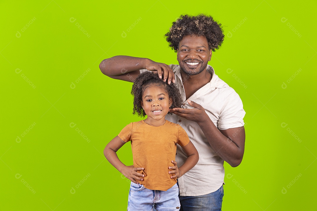 Pai e filha sorridentes em fundo verde