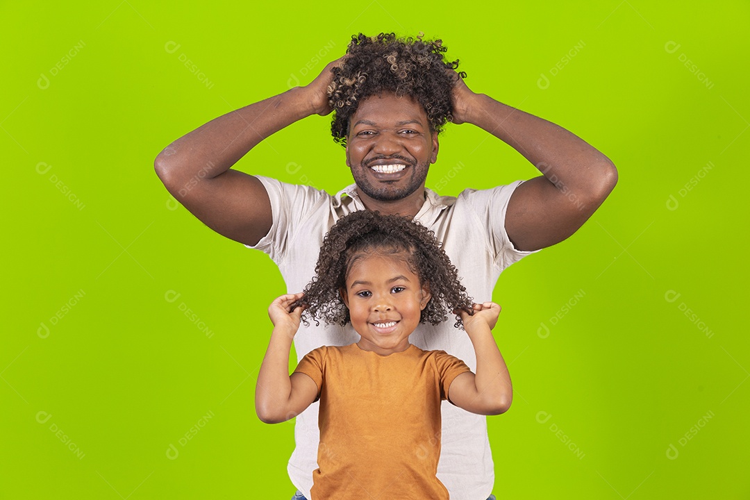 Pai e filha sorridentes em fundo verde