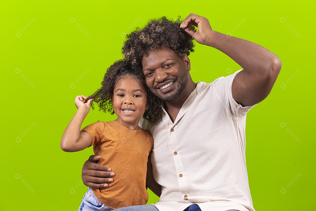 Pai e filha sorridentes em fundo verde