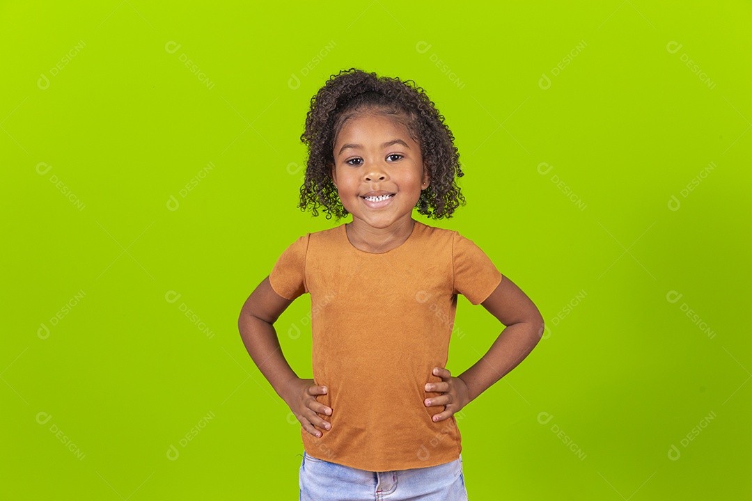 Pai e filha sorridentes em fundo verde