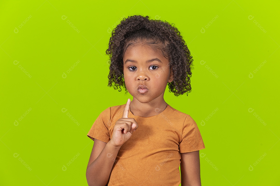 Linda garotinha sorridente em fundo verde