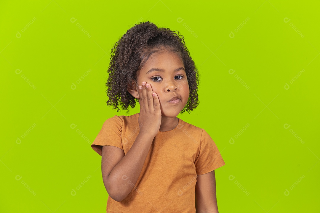 Linda garotinha sorridente em fundo verde