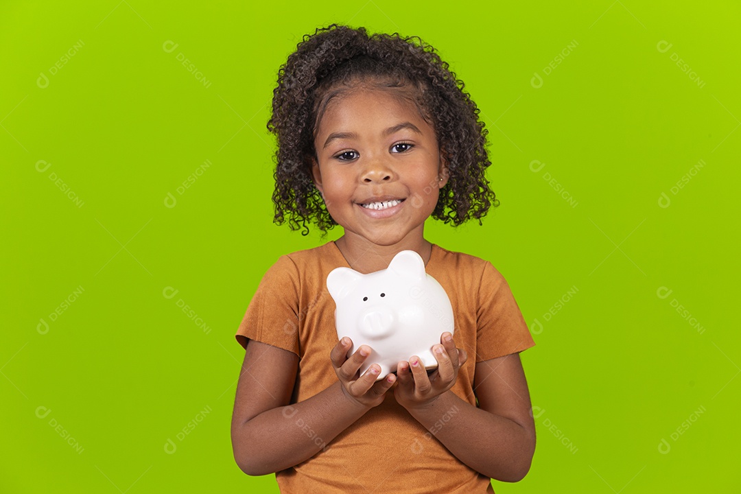 Menina negra sorridente em fundo verde