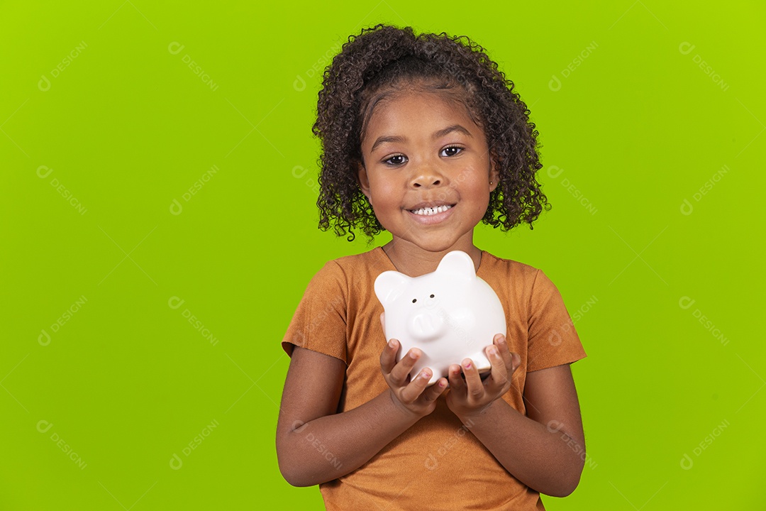 Menina negra sorridente em fundo verde