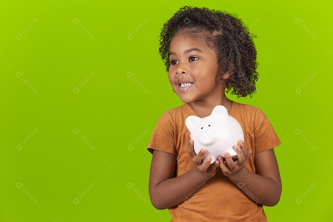 Menina negra sorridente em fundo verde