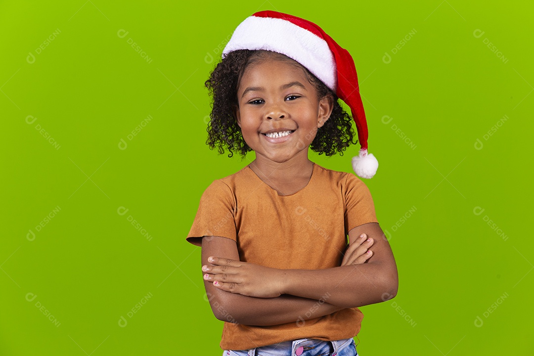 Menina negra sorridente em fundo verde
