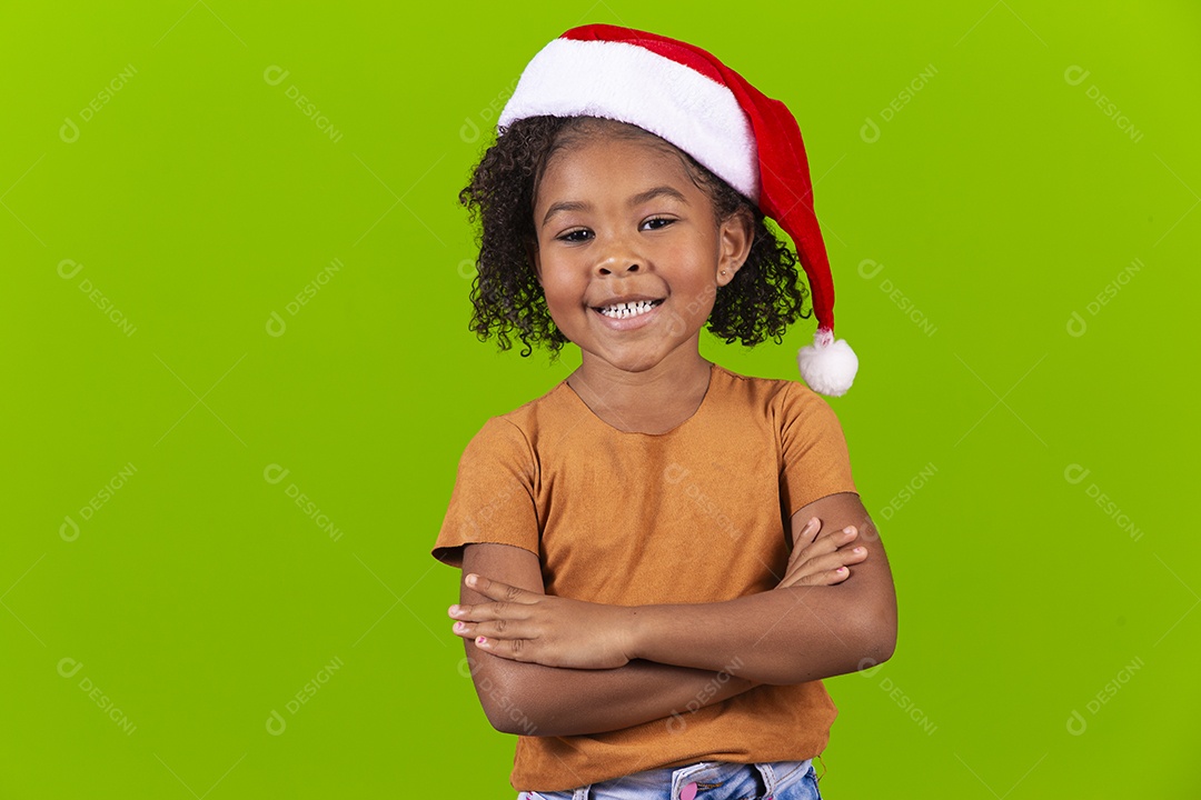 Menina negra sorridente em fundo verde