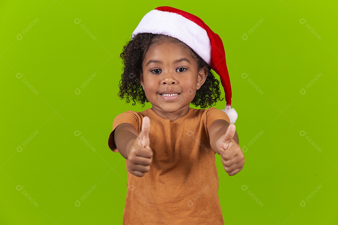 Menina negra sorridente em fundo verde