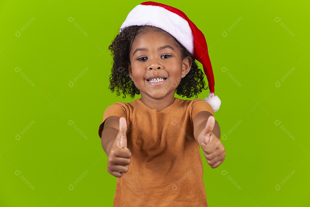 Menina negra sorridente em fundo verde