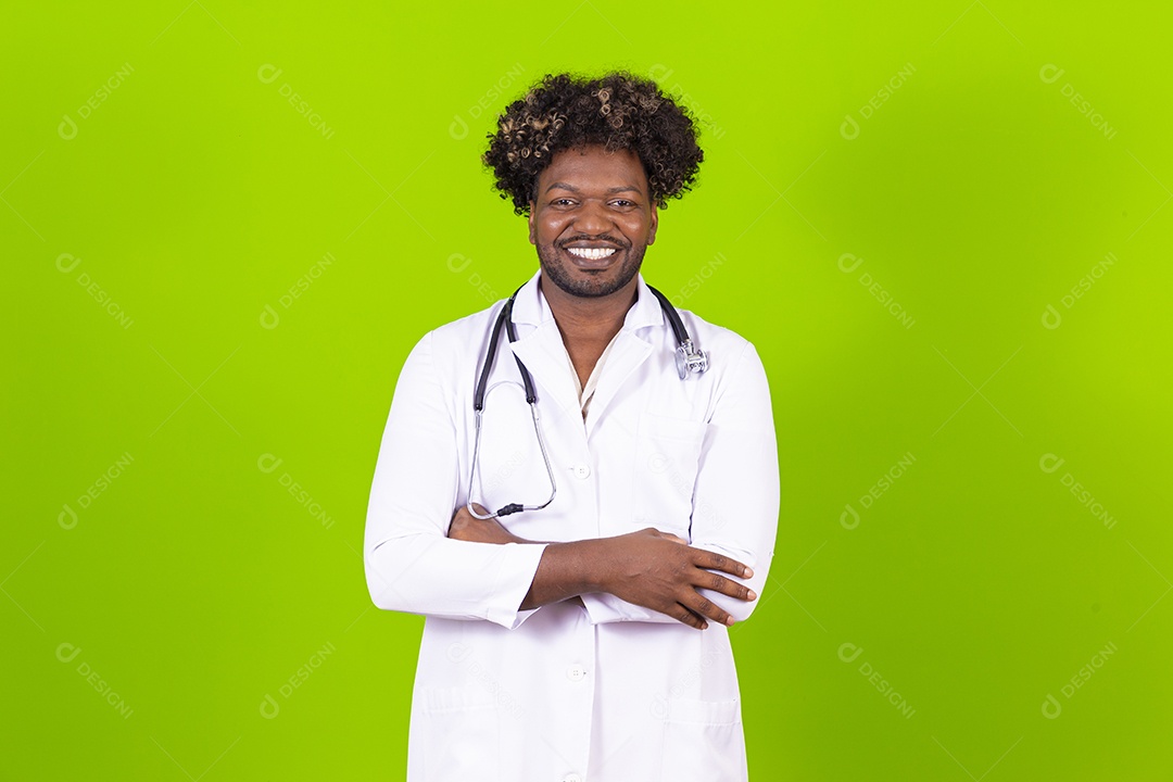 Médico negro com jaleco branco em fundo verde