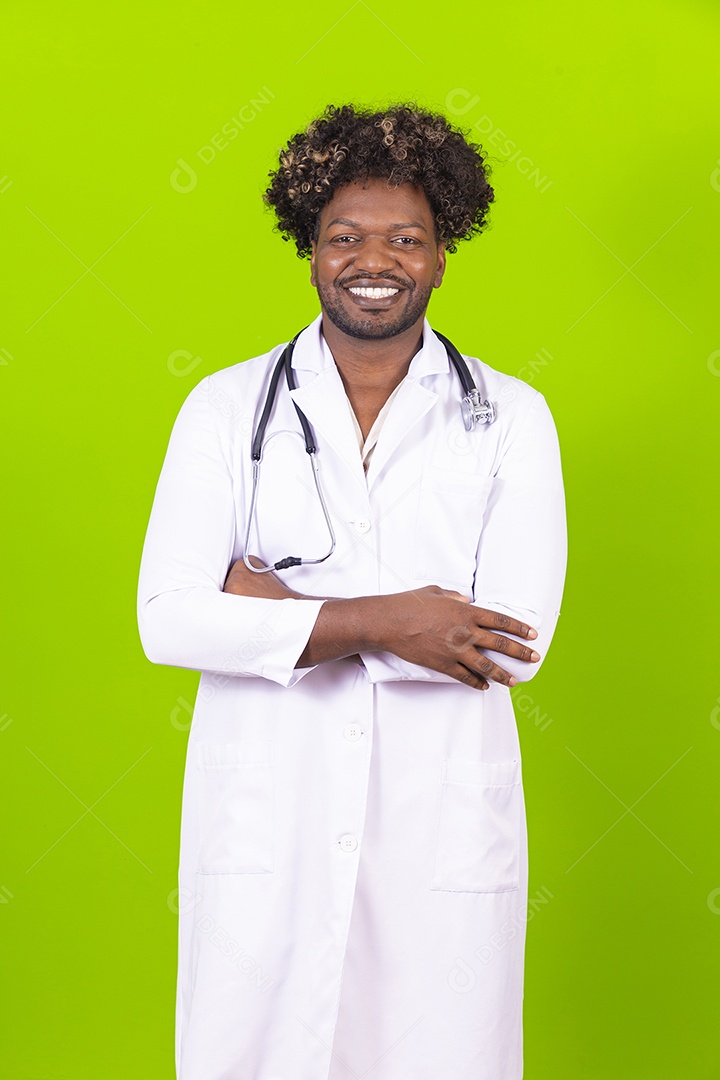 Médico negro com jaleco branco em fundo verde