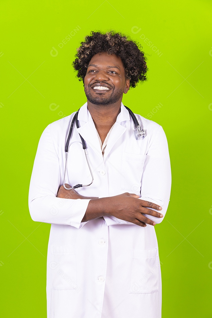 Médico negro com jaleco branco em fundo verde