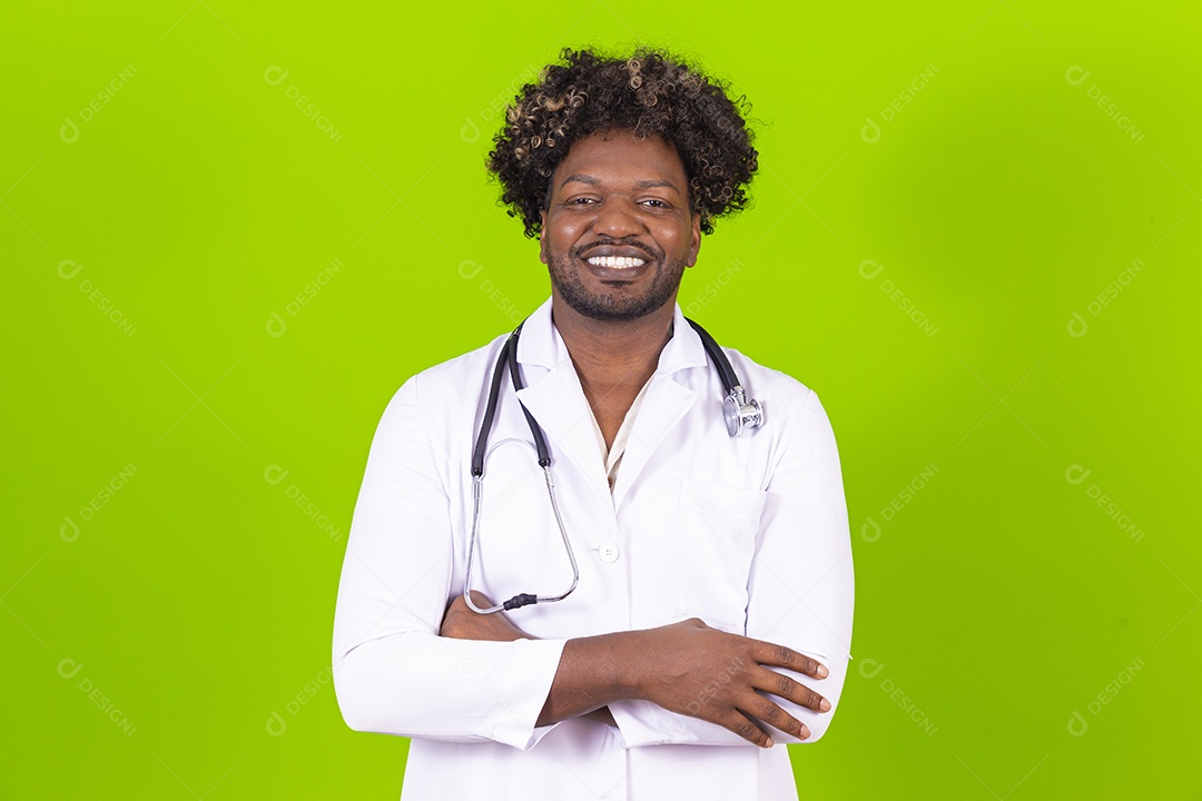 Médico negro com jaleco branco em fundo verde