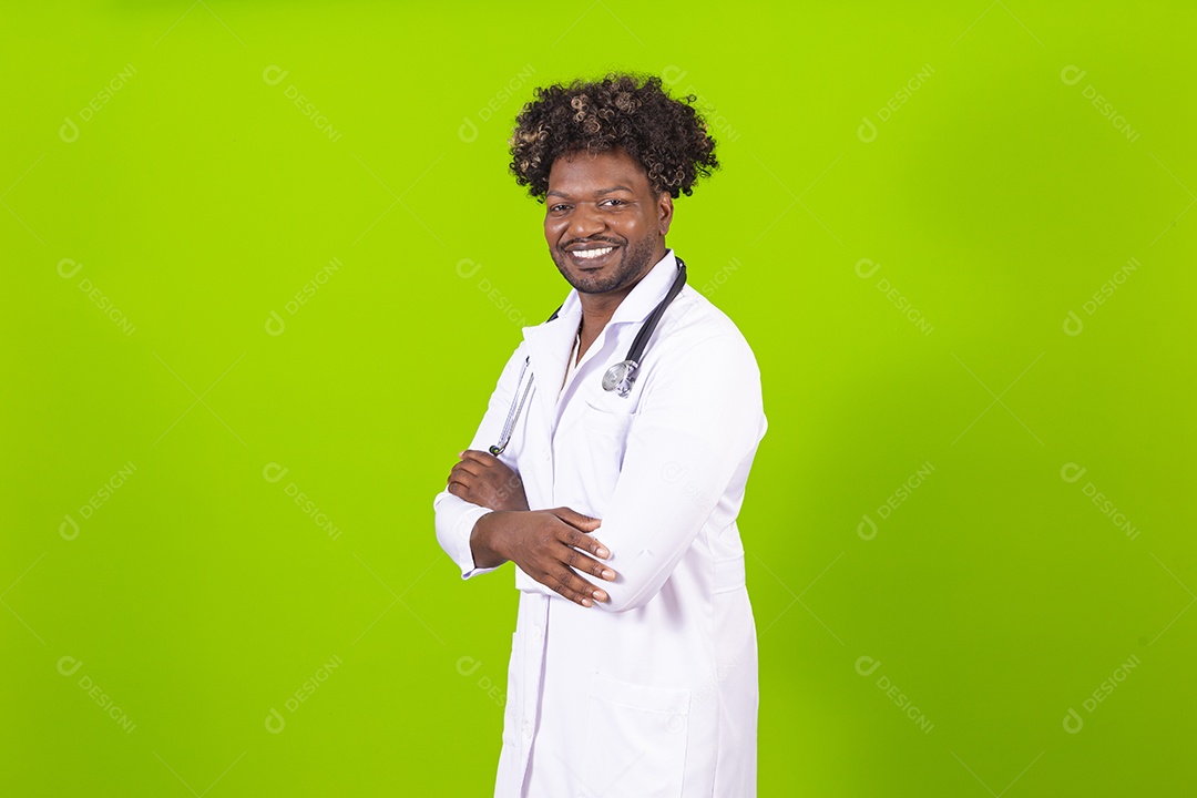 Médico negro com jaleco branco em fundo verde