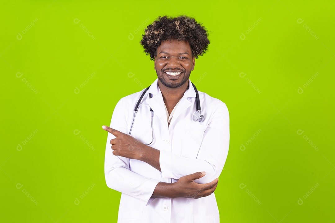 Médico negro com jaleco branco em fundo verde